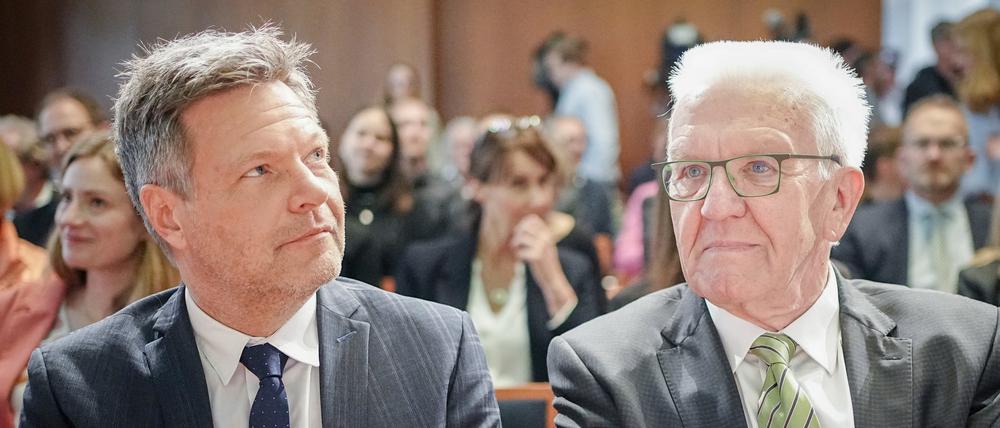 Robert Habeck (Bündnis 90/Die Grünen), Bundesminister für Wirtschaft und Klimaschutz, und Winfried Kretschmann (Bündnis90/Die Grünen), Ministerpräsident von Baden-Württemberg, vor einem Jahr bei einer Veranstaltung der Landesregierung Baden-Württemberg.