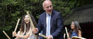 Kai Wegner, Regierender Bürgermeister von Berlin, versucht in der Residenz des deutschen Botschafters in Tokio die traditionelle japanische Trommel Taiko zu spielen.