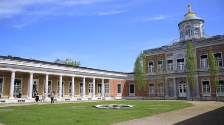 Durch das Marmorpalais führt der Schlossdrache Ludwig von Fauch.