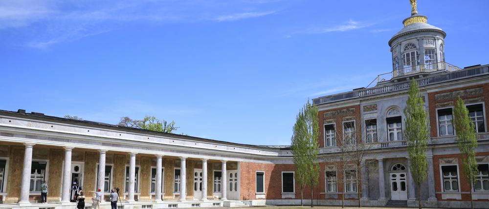Durch das Marmorpalais führt der Schlossdrache Ludwig von Fauch.