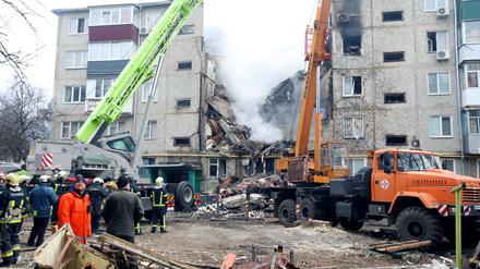 Feuerwehrleute suchen mit Spezialwerkzeugen nach Menschen unter den Trümmern eines fünfstöckigen Wohnhauses, das bei einem russichen Angriff mit einer Einwegdrohnen Typ Shahed zerstört wurde. 