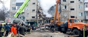 Feuerwehrleute suchen mit Spezialwerkzeugen nach Menschen unter den Trümmern eines fünfstöckigen Wohnhauses, das bei einem russichen Angriff mit einer Einwegdrohnen Typ Shahed zerstört wurde. 