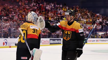 Läuft. Kai Wissmann (links) klatscht Philipp Grubauer nach dem 8:1 gegen Lettland ab.