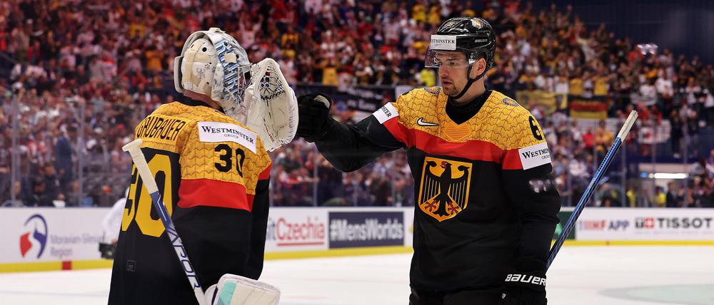 Läuft. Kai Wissmann (links) klatscht Philipp Grubauer nach dem 8:1 gegen Lettland ab.