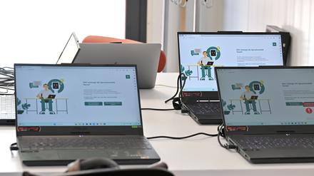 Potsdam, 14.05.2024, Lokales, KI-Studio im Oberlin Berufsbildungswerk, Neues KI-Studio im Oberlinhaus bietet interaktive Workshops zur Erkundung von Künstlicher Intelligenz im Job, Künstliche Intelligenz, Kuenstliche Intelligenz, Foto: Ottmar Winter PNN ACHTUNG: Foto ist ausschließlich für redaktionelle Berichterstattung der PNN und des TGSP! Eine kommerzielle Nutzung, z.B. Werbung, ist ausgeschlossen. Die Weitergabe an nicht autorisierte Dritte, insbesondere eine weitergehende Vermarktung über Bilddatenbanken, ist unzulässig.