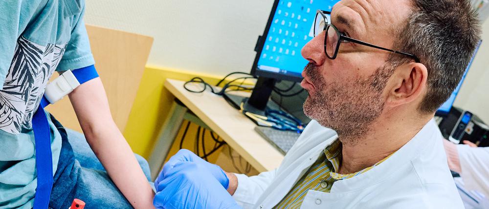 Jens Berrang nimmt in der Gastroambulanz der Kinderklinik des Klinikums Dortmund eine Blutprobe von Zöliakie-Patient Jonathan.