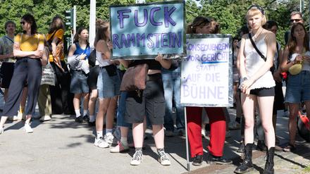 Demonstrierende vor dem Rammstein-Auftritt in Dresden