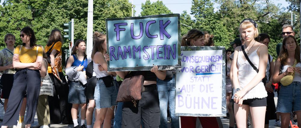 Demonstrierende vor dem Rammstein-Auftritt in Dresden