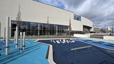 Potsdams städtisches Schwimmbad Blu zahlen Familien mit mehr als drei Kindern für jedes zusätzliche Kind extra – es sei denn, sie nutzen die „Bädermehrkindkarte“.