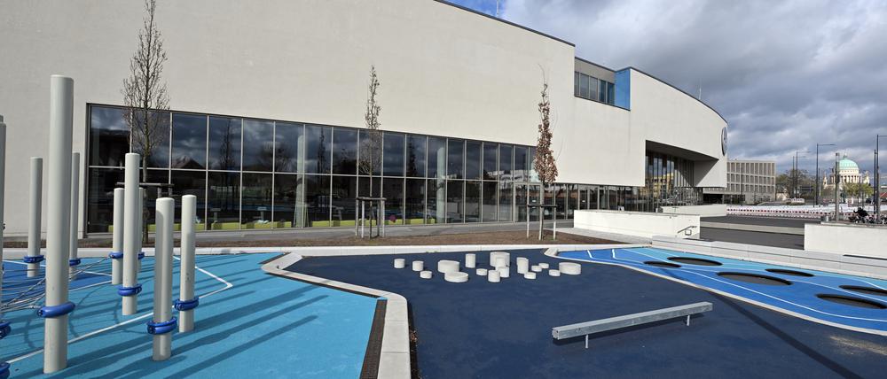 Potsdams städtisches Schwimmbad Blu zahlen Familien mit mehr als drei Kindern für jedes zusätzliche Kind extra – es sei denn, sie nutzen die „Bädermehrkindkarte“.