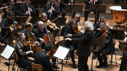 Simon Rattle dirigiert das Mahler Chamber Orchestra in Berlin. 