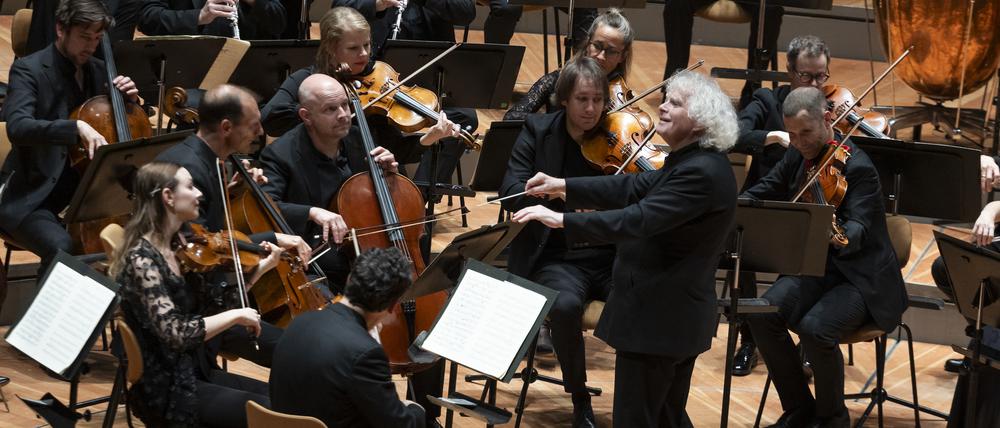 Simon Rattle dirigiert das Mahler Chamber Orchestra in Berlin. 