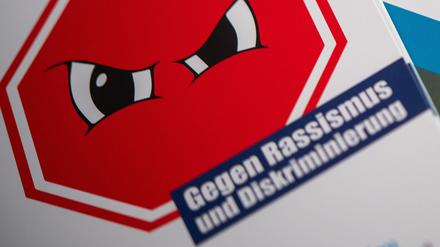 ARCHIV - 06.03.2019, Berlin: Informationsmaterial zum Thema rechte, rassistische und diskriminierende Vorfälle liegt bei einer Pressekonferenz des Vereins ReachOut auf einem Tisch. (zu «Opferberatung zählt 353 rassistische Angriffe und Drohungen in Berlin») (zu dpa: «Opferberatung: 355 Angriffe und Drohungen - oft rassistische Motive») Foto: Monika Skolimowska/dpa-Zentralbild/dpa +++ dpa-Bildfunk +++