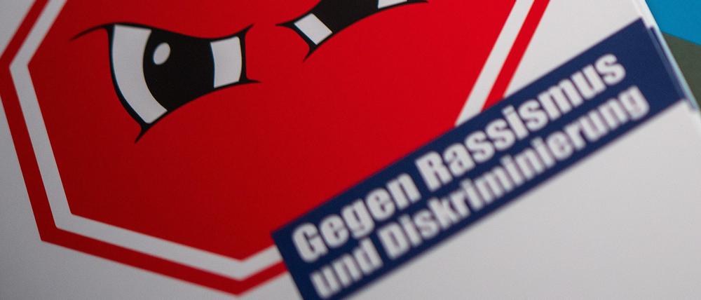 ARCHIV - 06.03.2019, Berlin: Informationsmaterial zum Thema rechte, rassistische und diskriminierende Vorfälle liegt bei einer Pressekonferenz des Vereins ReachOut auf einem Tisch. (zu «Opferberatung zählt 353 rassistische Angriffe und Drohungen in Berlin») (zu dpa: «Opferberatung: 355 Angriffe und Drohungen - oft rassistische Motive») Foto: Monika Skolimowska/dpa-Zentralbild/dpa +++ dpa-Bildfunk +++