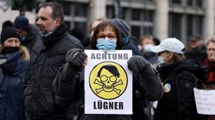 Gerade während der Corana-Pandemie demonstrierten Tausende gegen eine Impfpflicht - viele auch mit beleidigenden Bannern und Rufen. 