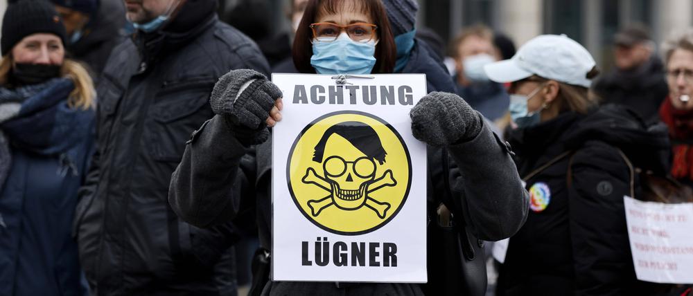 Gerade während der Corana-Pandemie demonstrierten Tausende gegen eine Impfpflicht - viele auch mit beleidigenden Bannern und Rufen. 