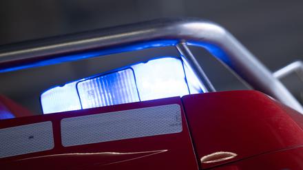 Ein Blaulicht leuchtet auf einem Feuerwehrwagen.