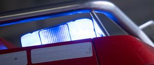 Ein Blaulicht leuchtet auf einem Feuerwehrwagen.