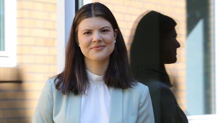 Julia Straube vom Brandenburgischen Landesinstitut für Rechtsmedizin, Koordinatorin des Projekts „Medizinische Soforthilfe und vertrauliche Spurensicherung nach Vergewaltigung“. Rechtsmediziniern vom Frauenzentrum ausgezeichnet.
