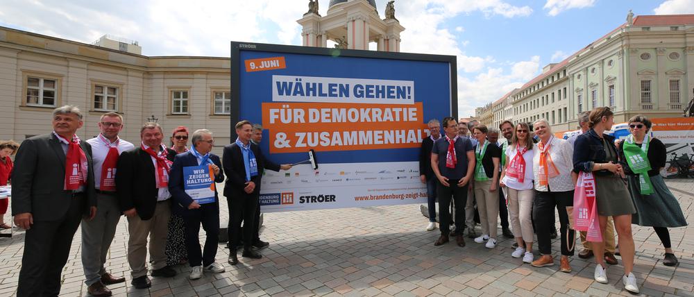 600 Plakate sollen Brandenburger dazu bringen, demokratisch zu wählen. Dahinter steckt das Bündnis „Brandenburg zeigt Haltung“.