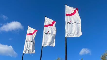 Fahnen von Vivantes wehen im Wind.