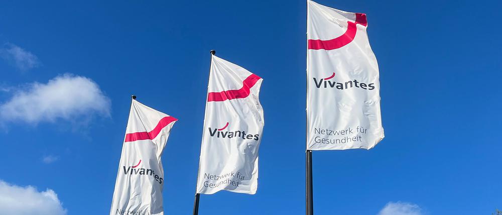 Fahnen von Vivantes wehen im Wind.