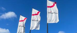 Fahnen von Vivantes wehen im Wind.
