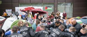 ARCHIV - 07.05.2024, Berlin: Polizeibeamte gehen während propalästinensischen Demonstration der Gruppe «Student Coalition Berlin» auf dem Theaterhof der Freien Universität Berlin gegen Demonstranten vor. Propalästinensische Aktivisten haben am Dienstag einen Hof der Freien Universität in Berlin besetzt. (zu dpa: «Politologe Hajo Funke: Polizeieinsatz an Freier Universität «brutal»») Foto: Sebastian Gollnow/dpa +++ dpa-Bildfunk +++