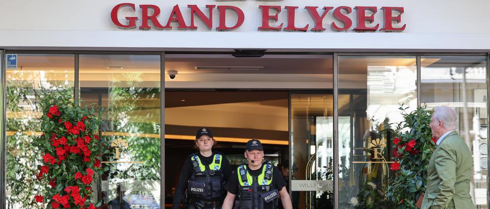 Einsatzkräfte der Polizei verlassen das Elysee-Hotel der Familie Block.