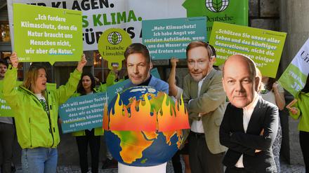 Aktivisten der Deutschen Umwelthilfe (DUH) protestieren vor dem Oberverwaltungsgericht.