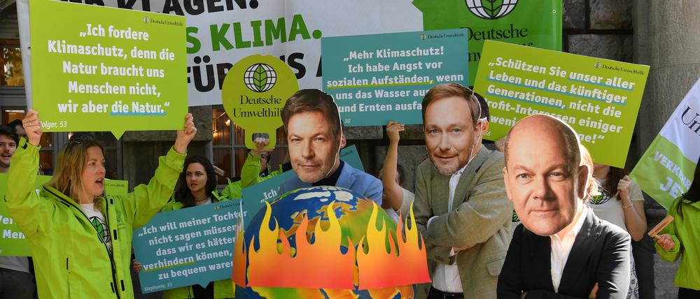 Aktivisten der Deutschen Umwelthilfe (DUH) protestieren vor dem Oberverwaltungsgericht.