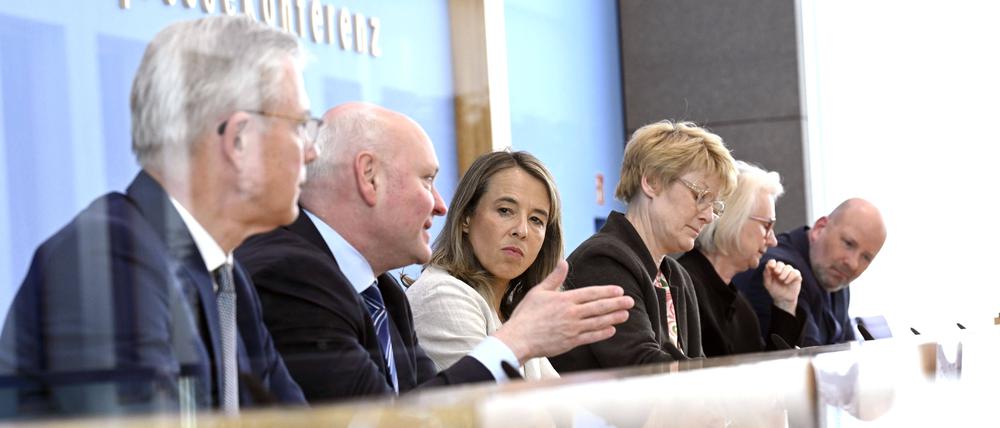 Die Wirtschaftsweisen Martin Werding, Achim Truger, Ulrike Malmendier, Veronika Grimm und Monika Schnitzer bei der Bundespressekonferenz zur Vorstellung des Frühjahrsgutachten 2024.