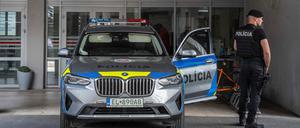 Ein Polizist bewacht den Eingang des Krankenhauses in Banska Bystrica, in dem der slowakische Premierminister Robert Fico behandelt wird.