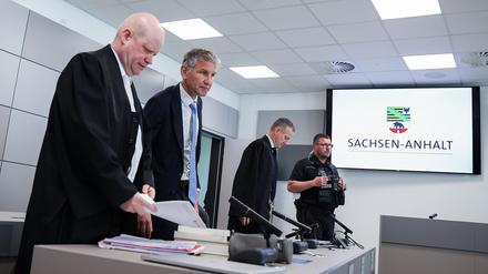 Björn Höcke (2.v.l.), Vorsitzender der Thüringer AfD, steht neben seinen Anwälten Ulrich Vosgerau (l) und Ralf Hornemann (2.v.r.) zu Beginn seines Prozesses im Landgericht. 
