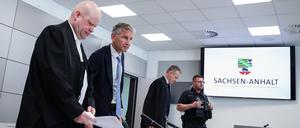 Björn Höcke (2.v.l.), Vorsitzender der Thüringer AfD, steht neben seinen Anwälten Ulrich Vosgerau (l) und Ralf Hornemann (2.v.r.) zu Beginn seines Prozesses im Landgericht. 
