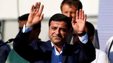 Archivfoto: Selahattin Demirtaş bei einer Friedensdemo für Syrien in Istanbul 2016. 