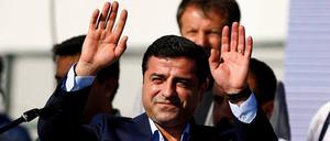 Archivfoto: Selahattin Demirtaş bei einer Friedensdemo für Syrien in Istanbul 2016. 
