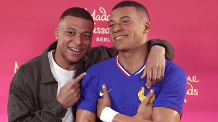 16.05.2024, Frankreich, Paris: Paris Saint-Germains französischer Stürmer Kylian Mbappe posiert bei der Enthüllung seiner Wachsfigur. Eine Wachsfigur des Weltmeisters von 2018 kommt zu Madame Tussauds in die Bundeshauptstadt Deutschlands. Dort ist er von Sonntag an in dem Wachsfigurenkabinett zu bewundern. Foto: Franck Fife/AFP/dpa +++ dpa-Bildfunk +++