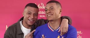 16.05.2024, Frankreich, Paris: Paris Saint-Germains französischer Stürmer Kylian Mbappe posiert bei der Enthüllung seiner Wachsfigur. Eine Wachsfigur des Weltmeisters von 2018 kommt zu Madame Tussauds in die Bundeshauptstadt Deutschlands. Dort ist er von Sonntag an in dem Wachsfigurenkabinett zu bewundern. Foto: Franck Fife/AFP/dpa +++ dpa-Bildfunk +++