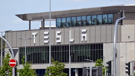 Der Haupteingang zum Tesla-Werk. 