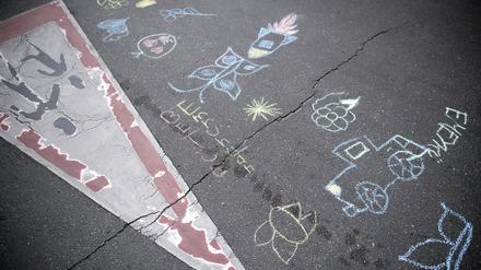 Spielstrasse DEU, Deutschland, Germany, Berlin, 10.05.2020 Kinder spielen und malen in der Temporaeren Spielstrasse organisiert von Fixmyberlin in der Friedrichstrasse in Friedrichshain-Kreuzberg Berlin. Als Modellversuch duerfen in der Zeit von 12-18 dort keine Autos fahren. Diese Massnahme wird von Kiezpiloten ueberwacht. Kinder brauchen viel Raum zum Spielen im Freien, waehhrend der Corona-Pandemie richtet das Bezirksamt Friedrichshain-Kreuzberg begleitend zur Spielplatzoeffnung bis zu 30 temporaere Spielstraßen ein. Children playing at the Friedrichstrasse in Friedrichshain-Kreuzberg Berlin, Germany. Around 30 streets are officially closed for traffic and opened as a play and meeting ground to get children the opportunity to play outside in times of the Corona Pandemie.