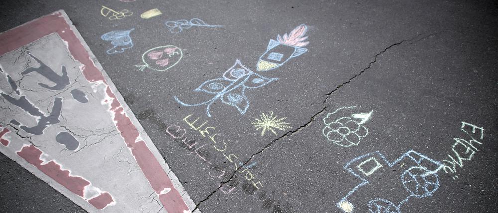 Spielstrasse DEU, Deutschland, Germany, Berlin, 10.05.2020 Kinder spielen und malen in der Temporaeren Spielstrasse organisiert von Fixmyberlin in der Friedrichstrasse in Friedrichshain-Kreuzberg Berlin. Als Modellversuch duerfen in der Zeit von 12-18 dort keine Autos fahren. Diese Massnahme wird von Kiezpiloten ueberwacht. Kinder brauchen viel Raum zum Spielen im Freien, waehhrend der Corona-Pandemie richtet das Bezirksamt Friedrichshain-Kreuzberg begleitend zur Spielplatzoeffnung bis zu 30 temporaere Spielstraßen ein. Children playing at the Friedrichstrasse in Friedrichshain-Kreuzberg Berlin, Germany. Around 30 streets are officially closed for traffic and opened as a play and meeting ground to get children the opportunity to play outside in times of the Corona Pandemie.