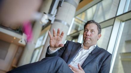 Lars Klingbeil, SPD-Bundesvorsitzender, spricht in einem Interview mit Journalisten der Deutschen Presse-Agentur.
