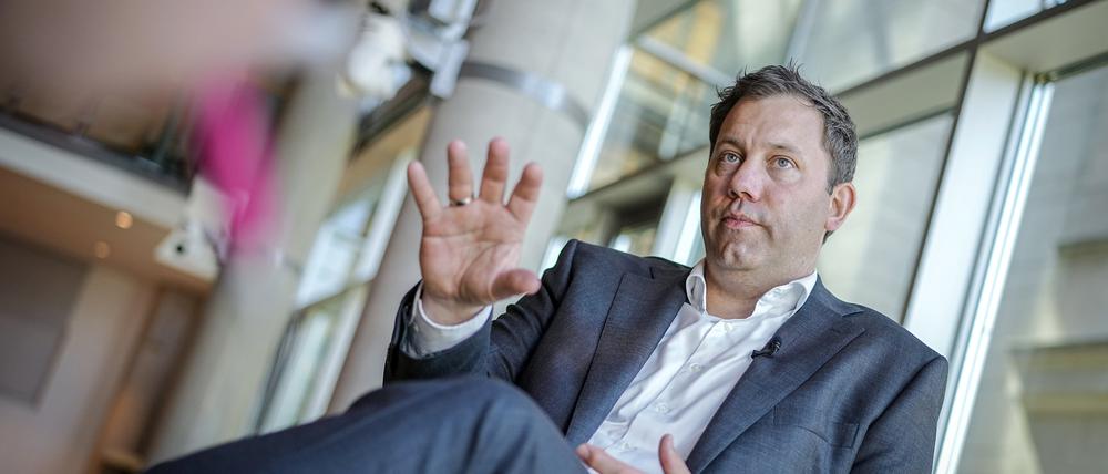 Lars Klingbeil, SPD-Bundesvorsitzender, spricht in einem Interview mit Journalisten der Deutschen Presse-Agentur.