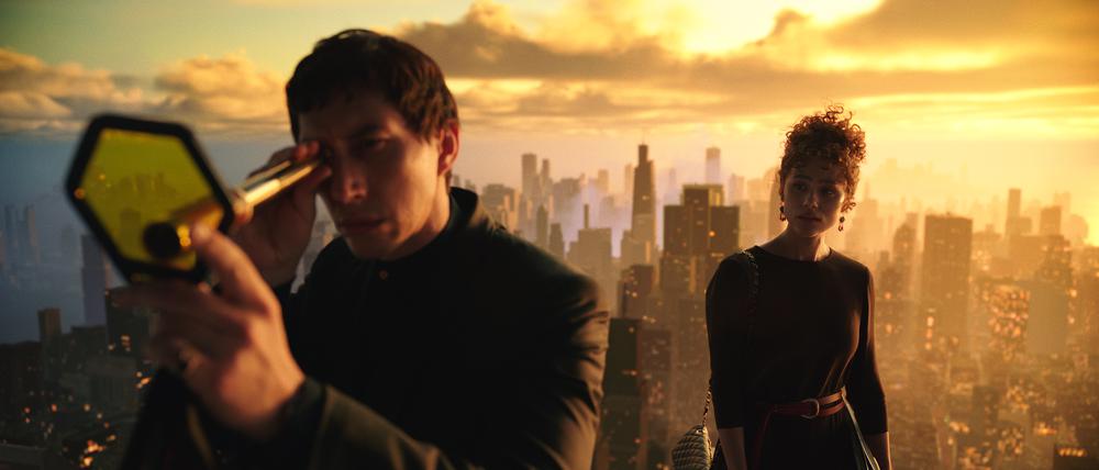 Star-Architekt Cesar Catalina (Adam Driver) und Julia Cicero (Nathalie Emmanuel) wollen eine Stadt, die allen Menschen gehört.