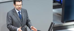 Justizminister Marco Buschmann (FDP) am Rednerpult des Bundestags 