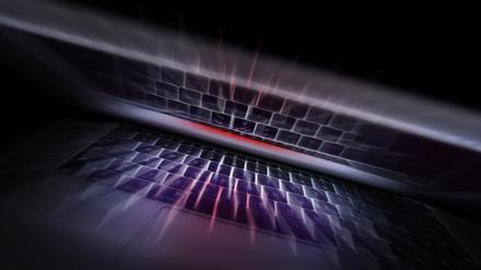 Die Tastatur eines Laptops spiegelt sich in dessen Bildschirm.