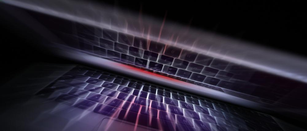 Die Tastatur eines Laptops spiegelt sich in dessen Bildschirm.