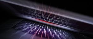 Die Tastatur eines Laptops spiegelt sich in dessen Bildschirm.