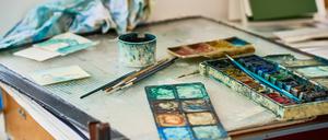 Venice, Italy - 3 May 2024: Paints and brushes from a street artist or street painter in Venice *** Farben und Pinsel von einem Straßenkünstler bzw. Straßenmaler in Venedig